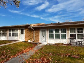 312 Woodbridge Dr in Ridge, NY - Building Photo