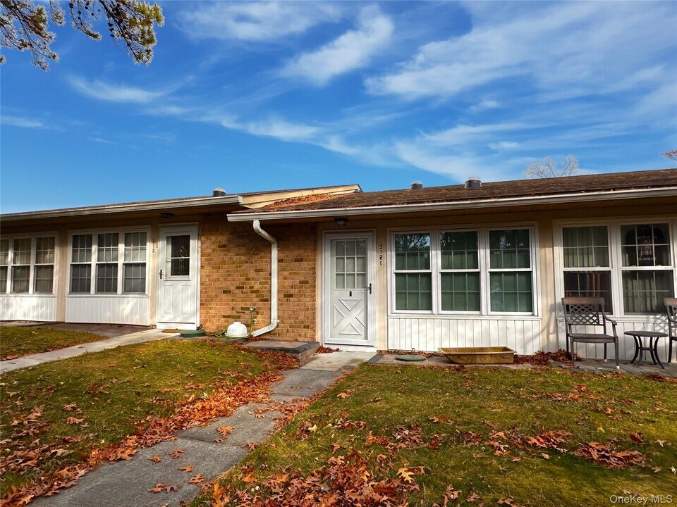 312 Woodbridge Dr in Ridge, NY - Building Photo