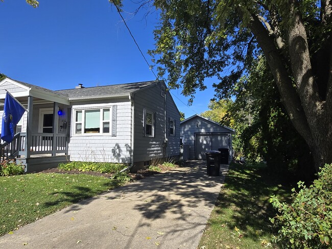 832 W Jefferson St in Stoughton, WI - Foto de edificio - Building Photo