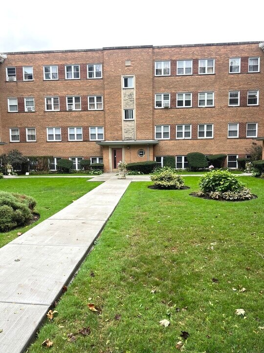 2431 W Lunt Ave in Chicago, IL - Building Photo