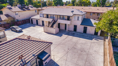 2325 Chester Ln in Bakersfield, CA - Foto de edificio - Building Photo