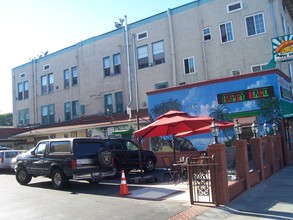 2200 Pico Blvd in Los Angeles, CA - Foto de edificio - Building Photo