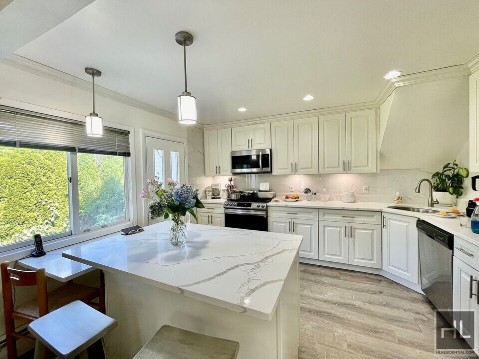 Marlene Drive in Syosset, NY - Building Photo