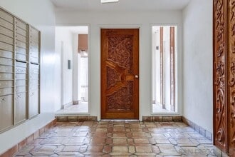8308 Regents Rd in San Diego, CA - Building Photo - Building Photo