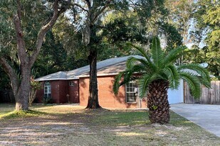 3102 Lynn Dr in Navarre, FL - Building Photo