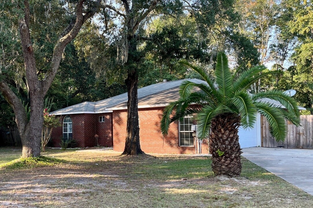 3102 Lynn Dr in Navarre, FL - Building Photo