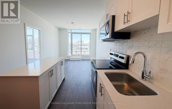 715 Davis Dr in Newmarket, ON - Building Photo - Building Photo