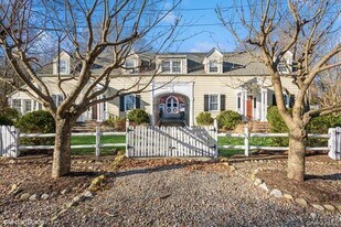 16 Upland Ln in Armonk, NY - Building Photo