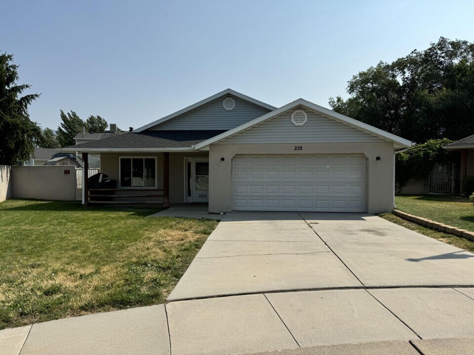 252 W Oaks Cir in Ogden, UT - Foto de edificio