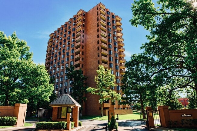 property at 2121 S Yorktown Ave