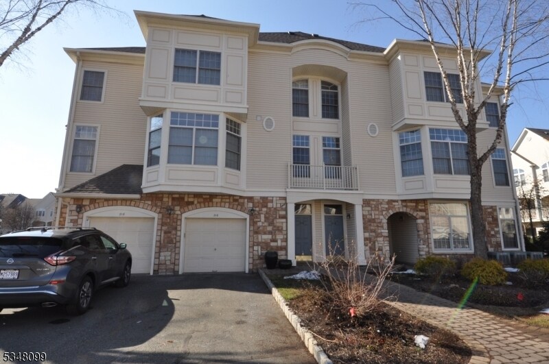 216 Turlington Ct in Livingston, NJ - Building Photo