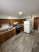 516 Kendall Ave S, Unit 4 in Thief River Falls, MN - Building Photo - Building Photo