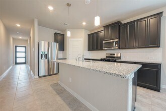 8523 Lake Groove Ln in Mont Belvieu, TX - Building Photo - Building Photo