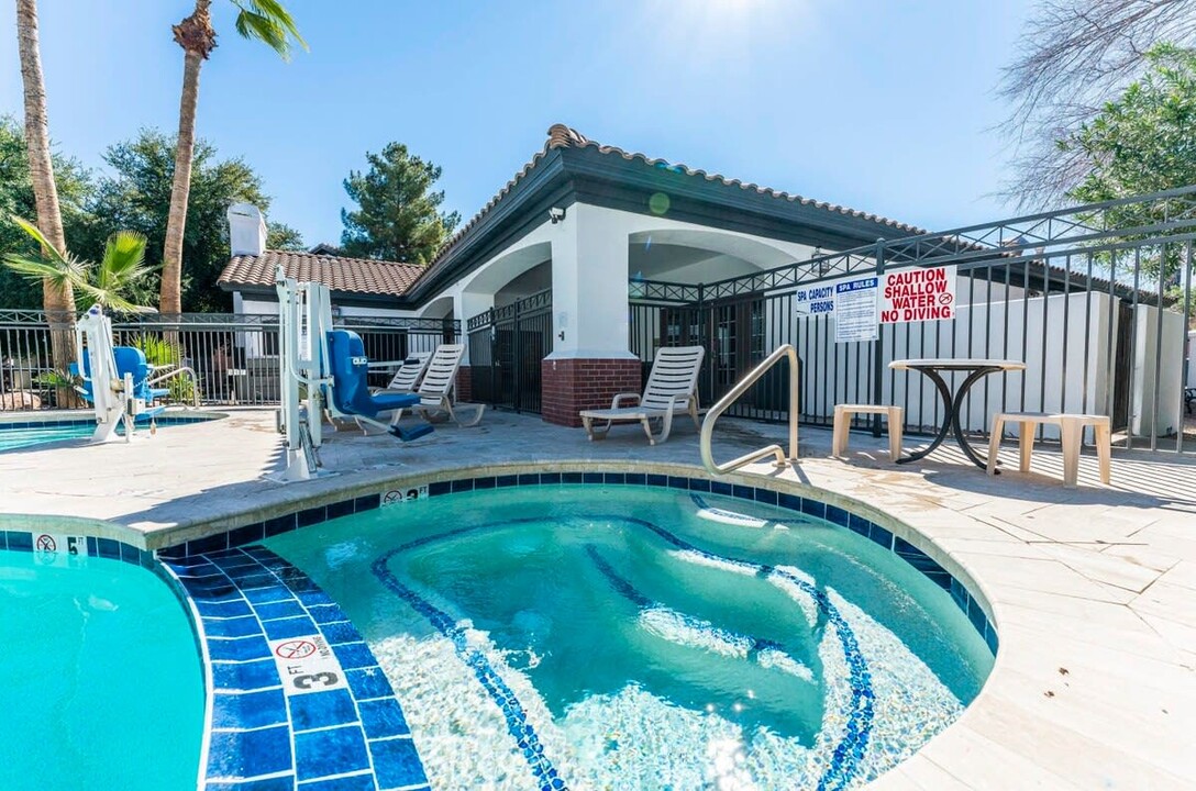 Metro Chandler Apartments in Chandler, AZ - Building Photo