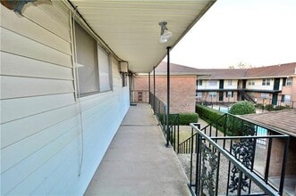 3030 Edenborn Ave, Unit 214 in Metairie, LA - Building Photo - Building Photo