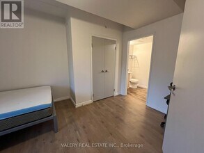 275 Larch St in Waterloo, ON - Building Photo - Building Photo
