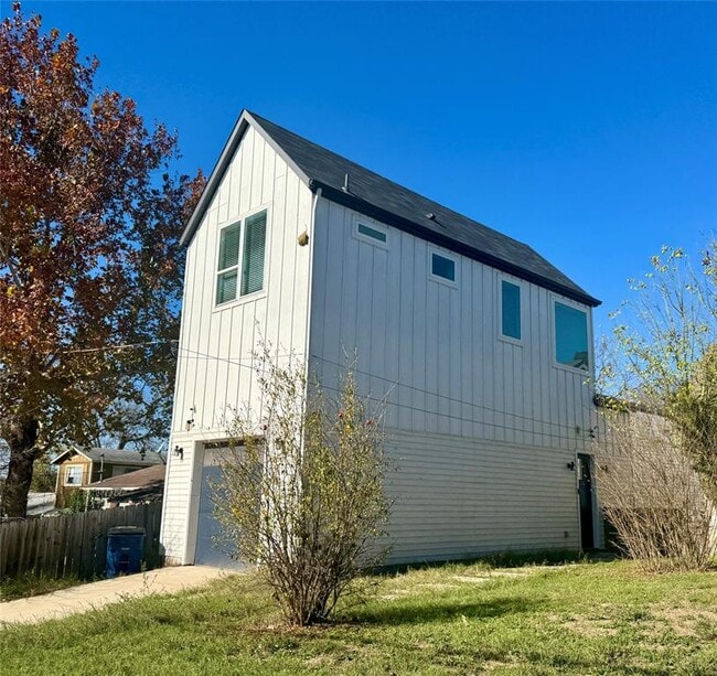 1916 Webberville Rd in Austin, TX - Foto de edificio - Building Photo