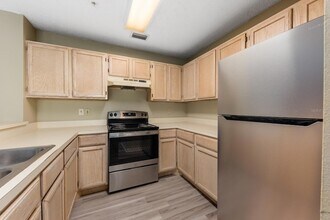 4057 Crockers Lake Blvd, Unit 13 in Sarasota, FL - Building Photo - Building Photo