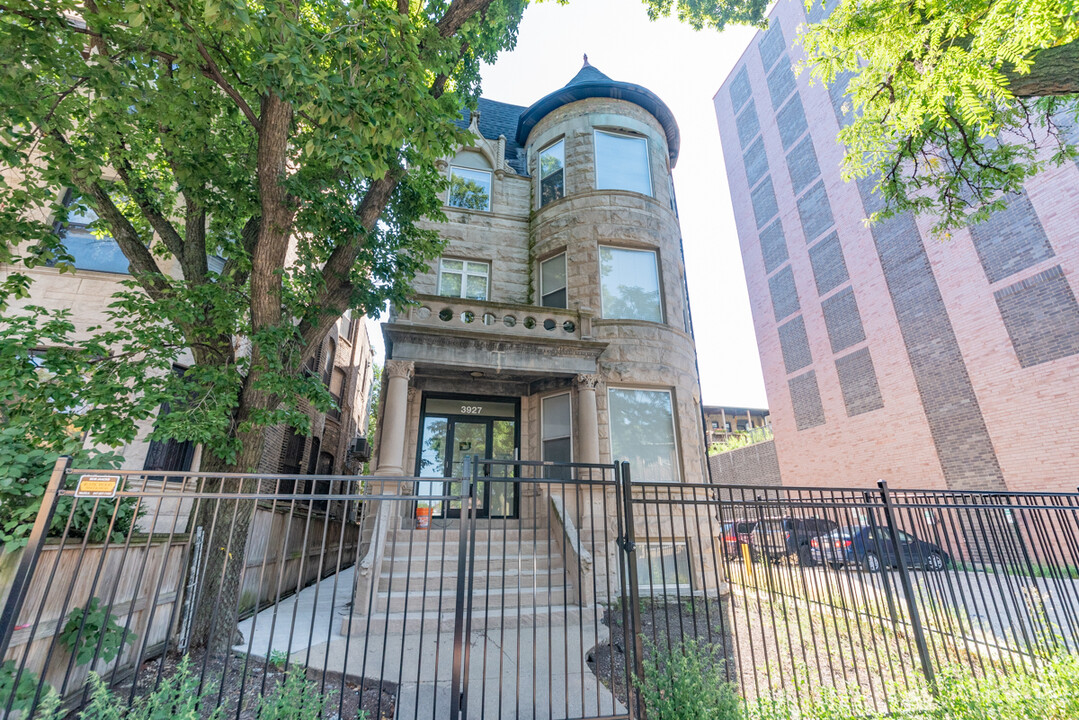 3927 N Clarendon Ave, Unit 1F in Chicago, IL - Building Photo