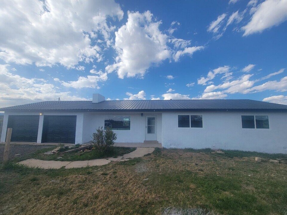 25 Dinkle Rd in Edgewood, NM - Building Photo