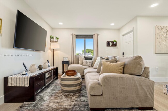 18606 SW 100th Ave in Cutler Bay, FL - Foto de edificio - Building Photo