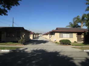 5211-5221-1/2 Live Oak St in Cudahy, CA - Foto de edificio - Building Photo