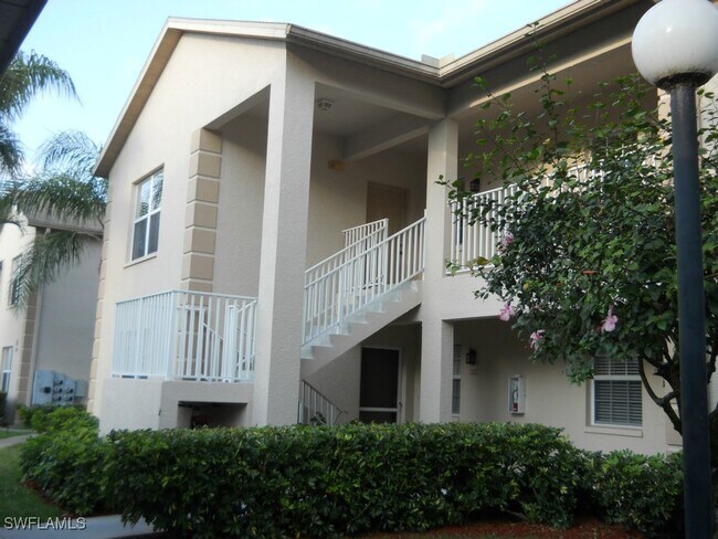 332 Bradstrom Cir in Naples, FL - Building Photo - Building Photo