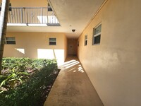 1 Colonial Club Dr in Boynton Beach, FL - Foto de edificio - Building Photo