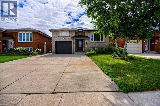 15 Kingsberry St in Hamilton, ON - Building Photo - Building Photo