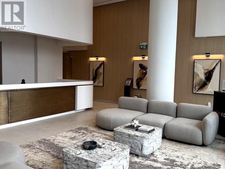 1 Fairview Rd E in Mississauga, ON - Building Photo