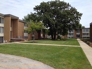 Meadowlane Apartments in Merrillville, IN - Building Photo - Building Photo