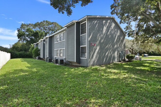 Chateau Village in Tampa, FL - Building Photo - Primary Photo