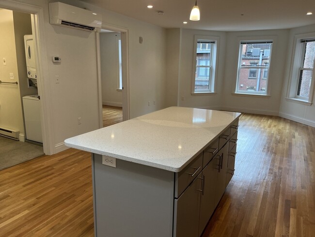 170 Newbury St, Unit 4 in Boston, MA - Building Photo - Building Photo