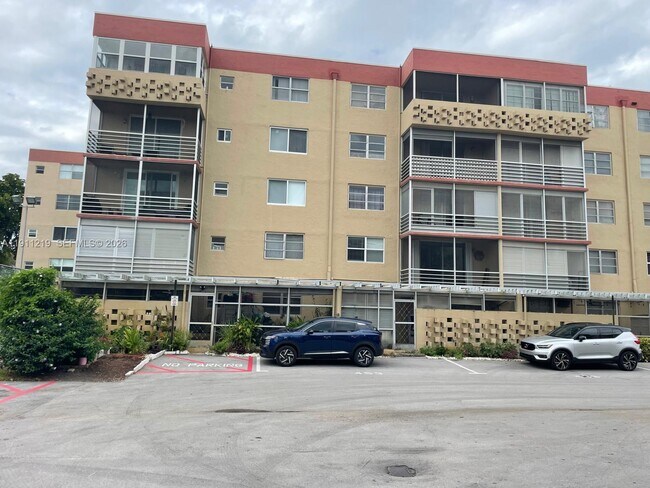 404 NW 68th Ave in Plantation, FL - Foto de edificio - Building Photo