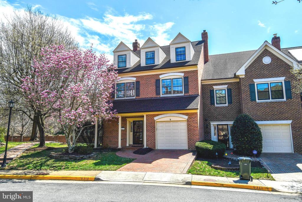 6319 Chaucer View Cir in Alexandria, VA - Building Photo