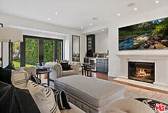 704 N Palm Dr in Beverly Hills, CA - Building Photo - Building Photo