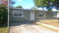 151 SE Castana Ct in Port St. Lucie, FL - Foto de edificio - Building Photo