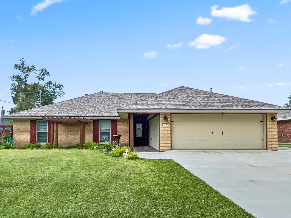 33 Eucalyptus St in Sulphur, LA - Building Photo