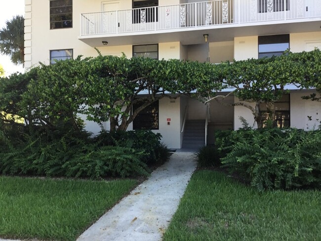 3636 Whitehall Dr in West Palm Beach, FL - Building Photo - Building Photo