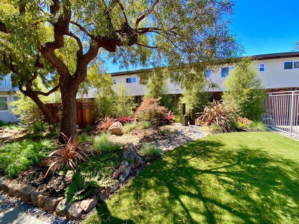 The Midfield Apartments in Palo Alto, CA - Foto de edificio