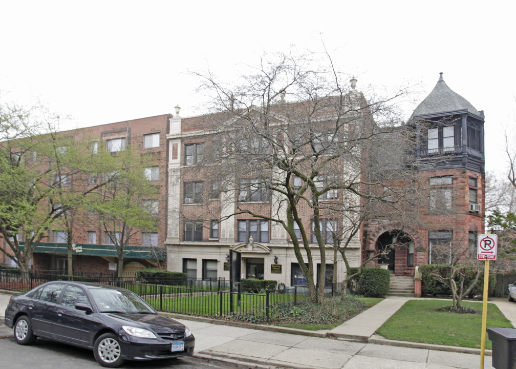 Deming Manor in Chicago, IL - Building Photo