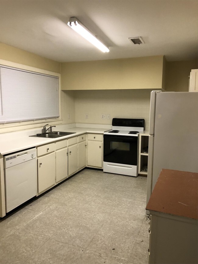 105 Pineland Cir-Unit -1 in Raleigh, NC - Building Photo - Building Photo