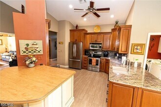 9411 Old Hickory Cir in Ft. Myers, FL - Foto de edificio - Building Photo