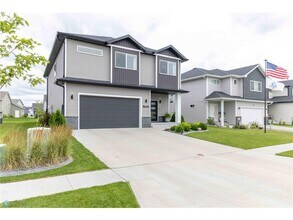 1058 Ashley Dr W in West Fargo, ND - Building Photo - Building Photo
