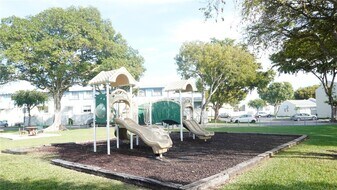 10370 SW 220th St in Cutler Bay, FL - Building Photo