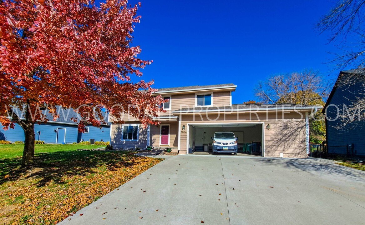 5514 Kensington Cir in Johnston, IA - Building Photo