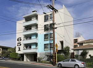 651 Oakland Ave in Oakland, CA - Foto de edificio - Building Photo