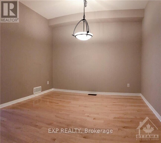 735 Nakina Way in Ottawa, ON - Building Photo - Building Photo