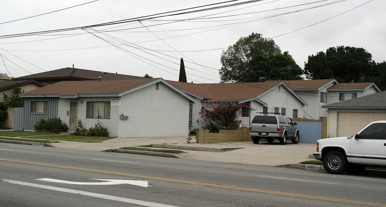 11742 Bellflower Blvd in Downey, CA - Building Photo