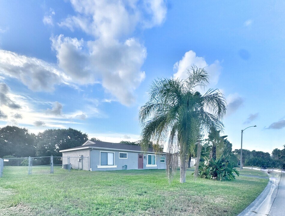 1650 SE Burning Ln in Port St. Lucie, FL - Foto de edificio